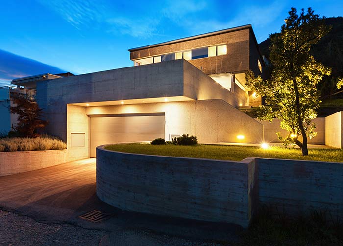 Haus mit Strom bei Nacht